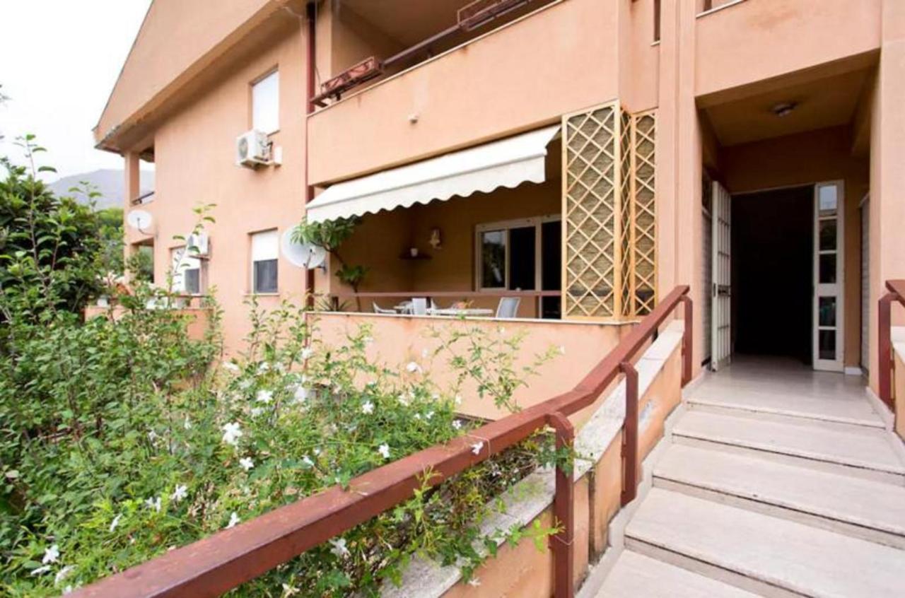Nest Apollo Apartment Мондело Екстериор снимка